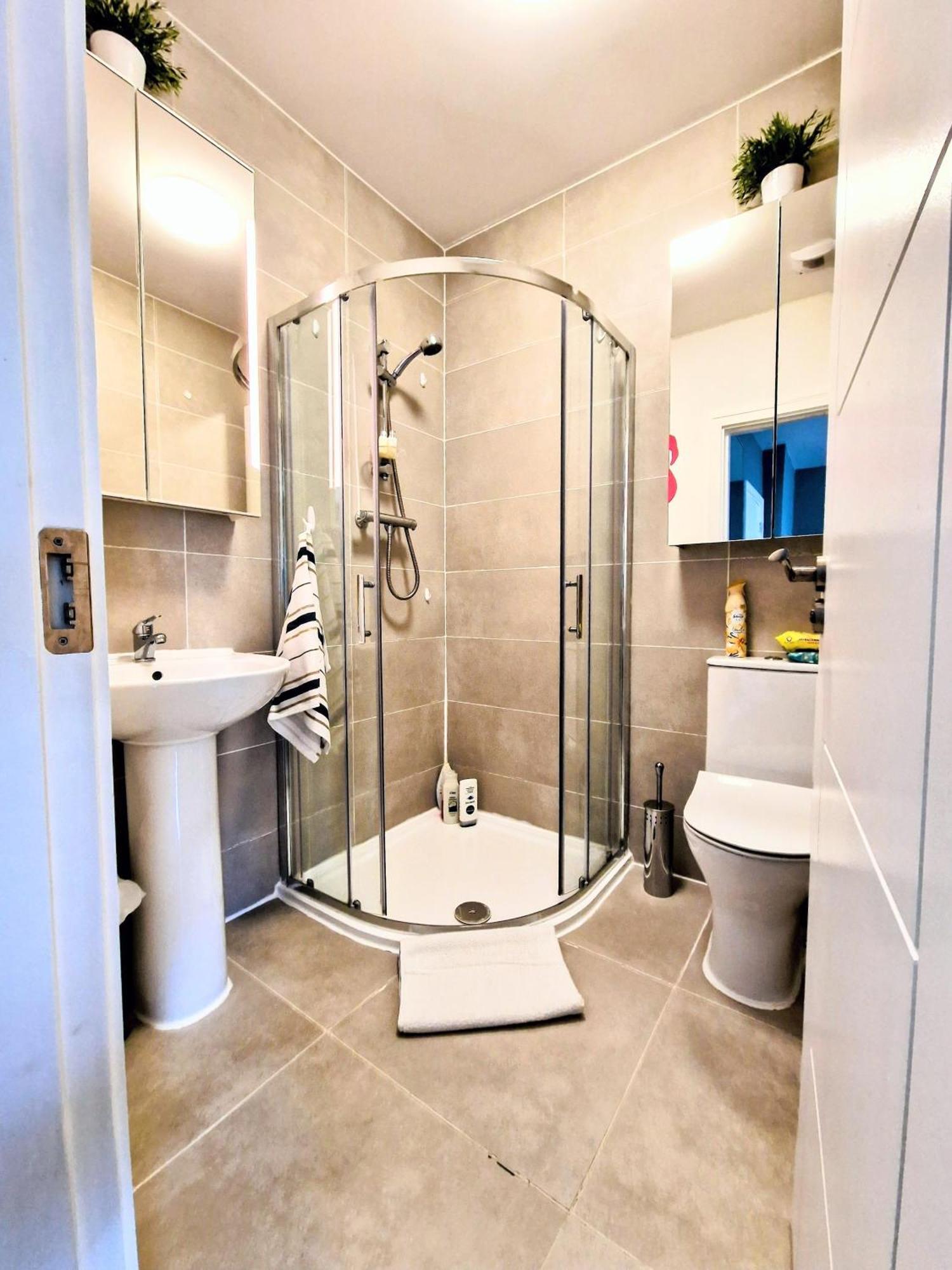 Master Bedroom With Ensuite ลูกัน ภายนอก รูปภาพ