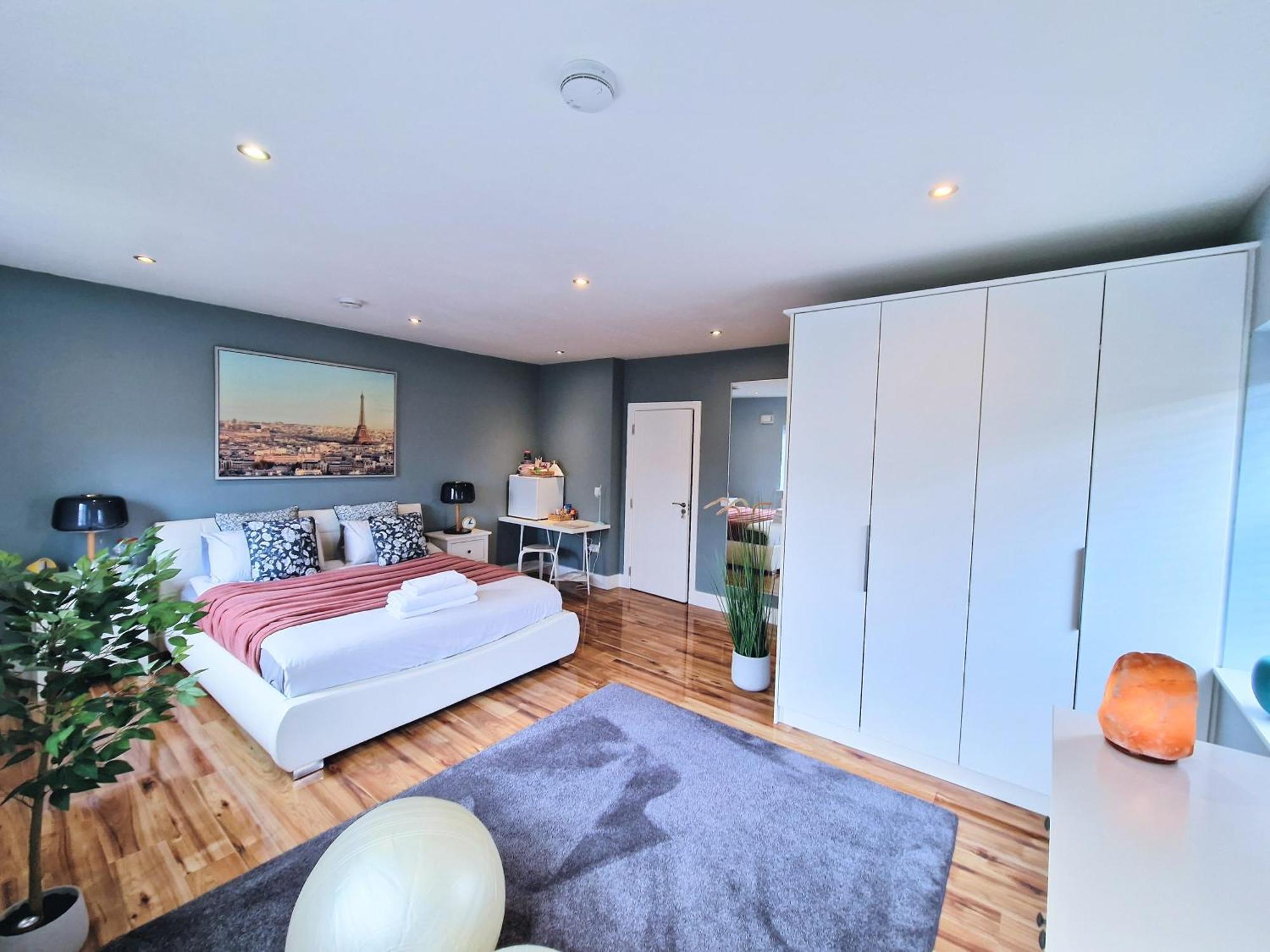 Master Bedroom With Ensuite ลูกัน ภายนอก รูปภาพ